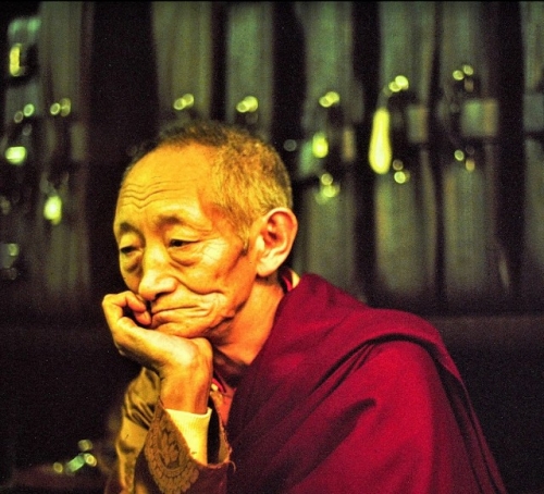 Kalu Rinpoche pensif diapo numérisé.jpg